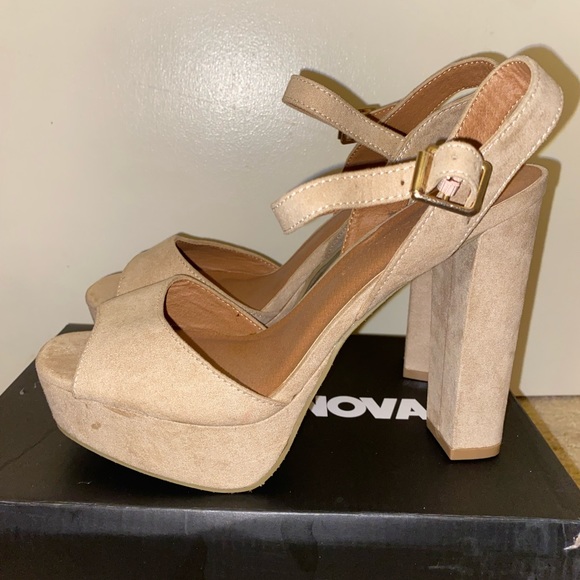 heels - Picture 2 of 11